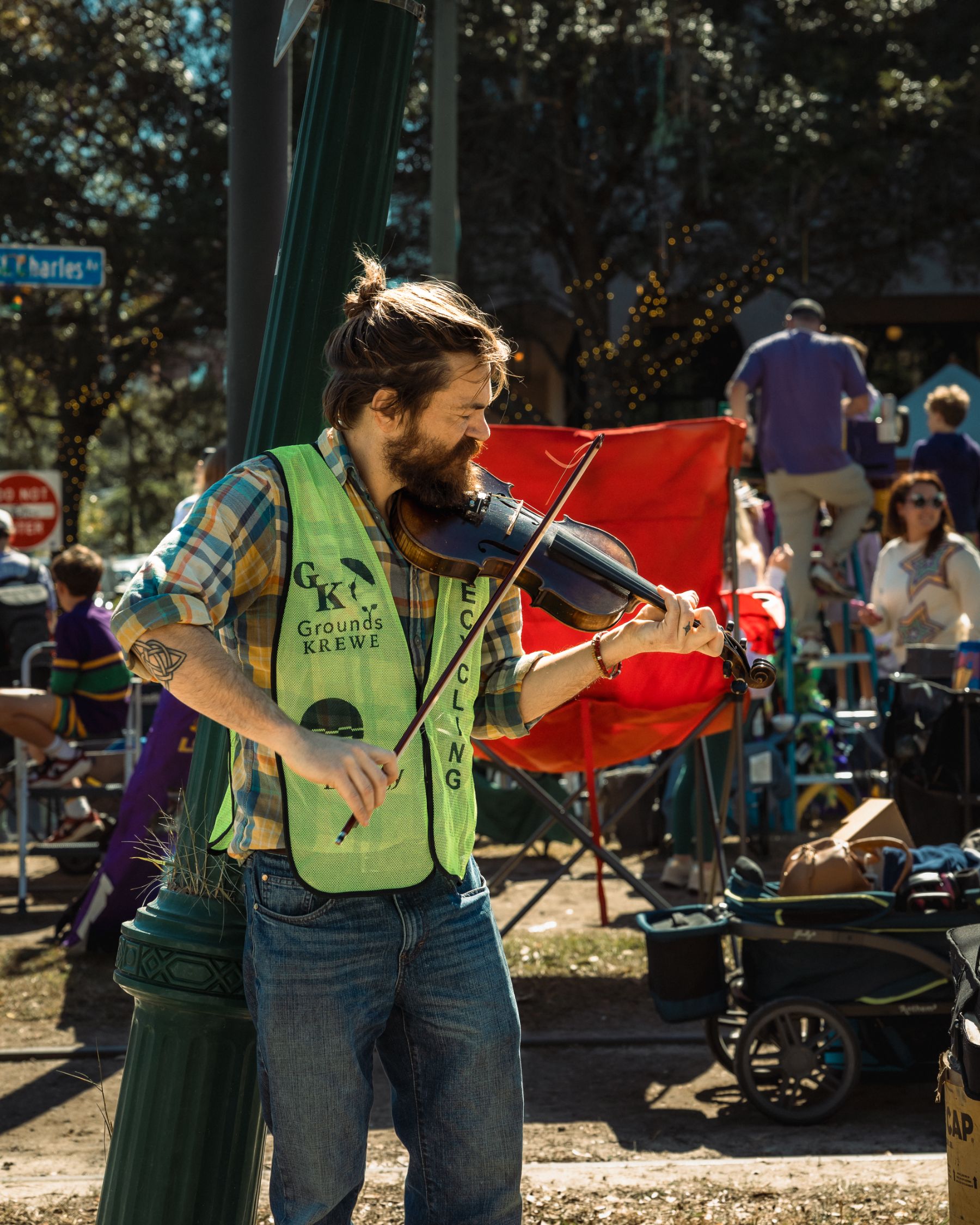 Volunteer with violin on St. Charles parade route